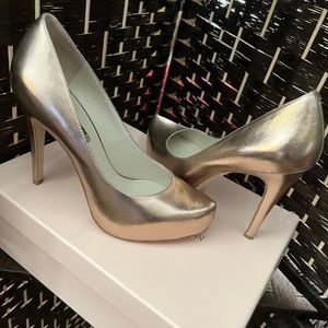 Beautiful shoes which can he wear for a fancy dinner or whenever you want